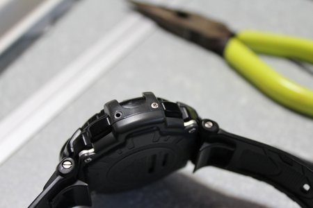 3次にボディに爪をひっかけているこちら側のネジを外します。 3次にボディに爪をひっかけているこちら側のネジを外します。