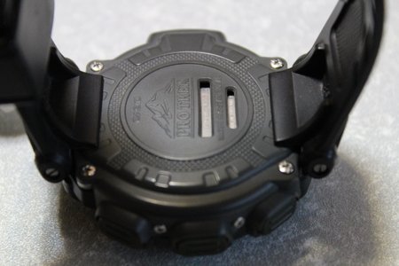 5サイドのネジが外せたら今度は裏蓋の4つのネジを外します。 5サイドのネジが外せたら今度は裏蓋の4つのネジを外します。