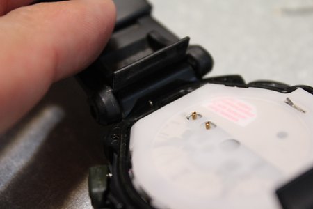 7裏蓋を外した後はこの3つの小さなばねのようなものを落とさないように気を付けてください。 7裏蓋を外した後はこの3つの小さなばねのようなものを落とさないように気を付けてください。