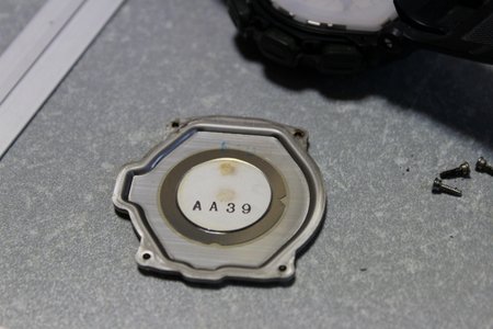 8外した裏蓋はこんな感じ。 8外した裏蓋はこんな感じ。