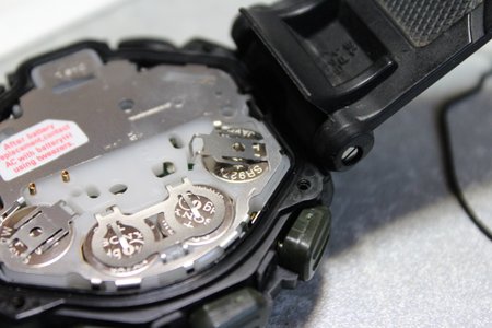 11白い内部のふたを外すと電池が見えてきます。 11白い内部のふたを外すと電池が見えてきます。