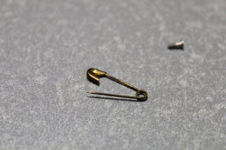 12電池のふたはものすごく細かい爪でひっかけてありますので小さめの安全ピンを伸ばしてその先で爪を外します。 12電池のふたはものすごく細かい爪でひっかけてありますので小さめの安全ピンを伸ばしてその先で爪を外します。